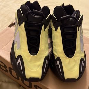 AUTHENTIC YEEZY sneakers 700 MNVN